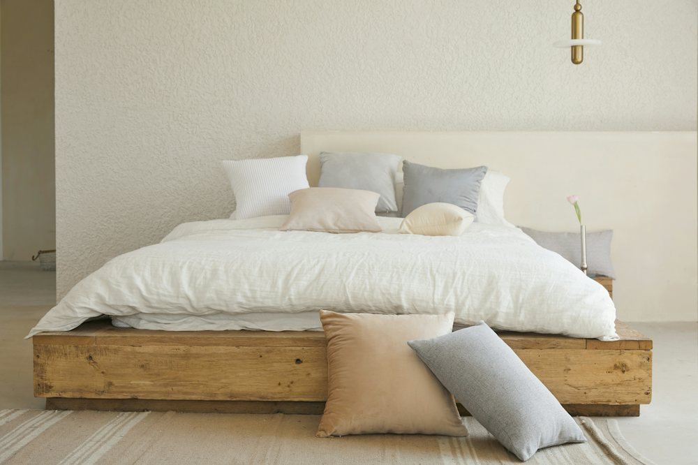 Cama con ropa de lino