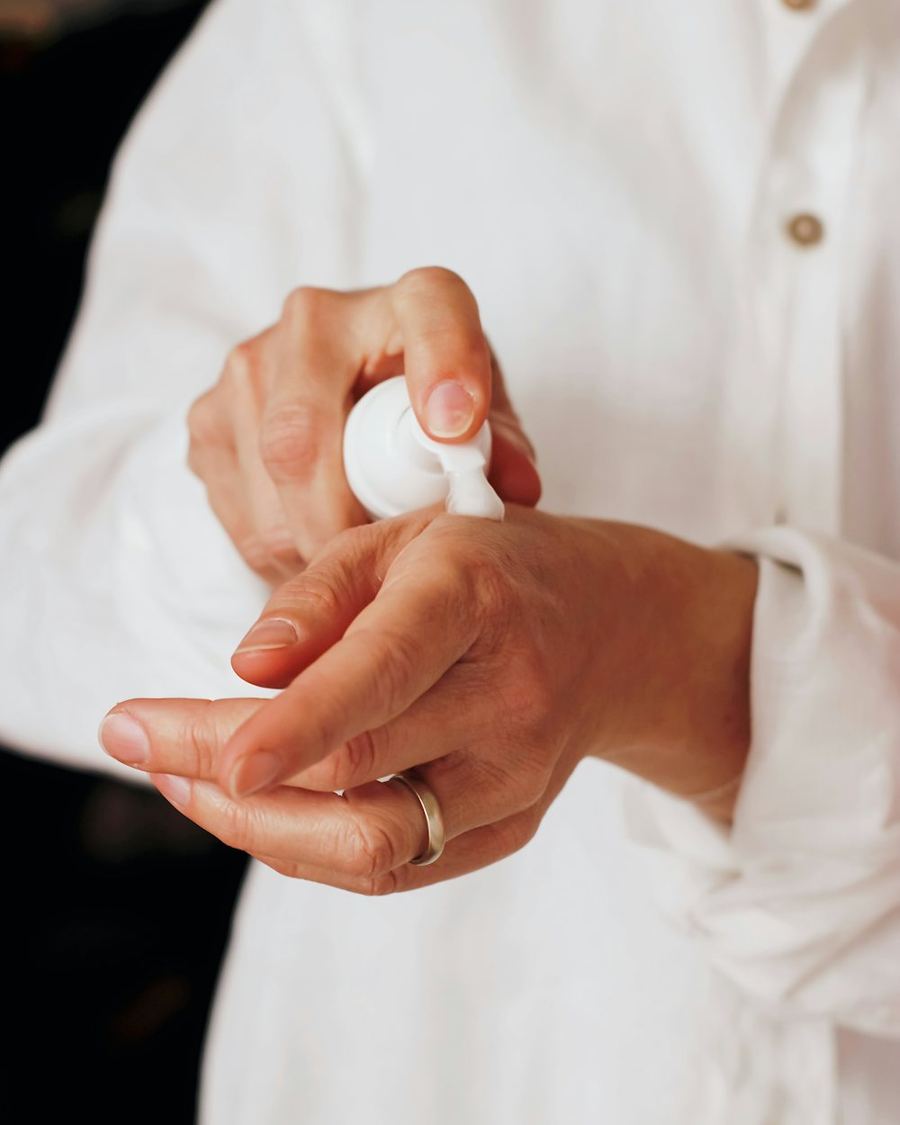 Application de crème sur les mains